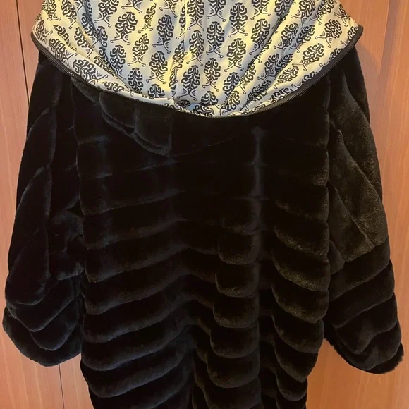 Brand new ladies faux fur coat with a hoodie. Warm and soft. Color black. - Picture 4 of 6